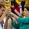 Philipp Lahm a primit trofeul Cupei Mondiale de la Joseph Blatter si Dilma Rousseff